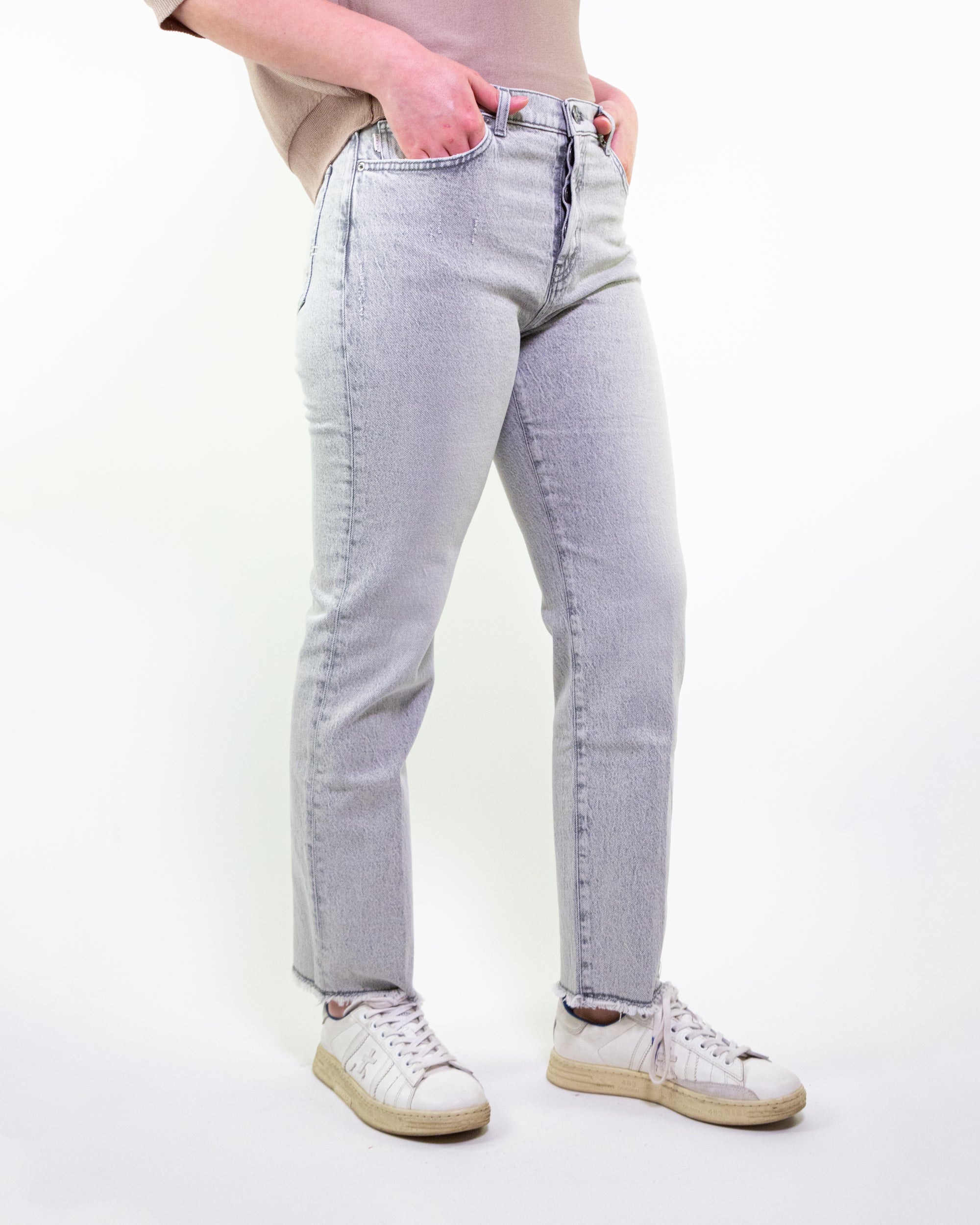Jeans mom fit con fondo sfrangiato grigio delavè
