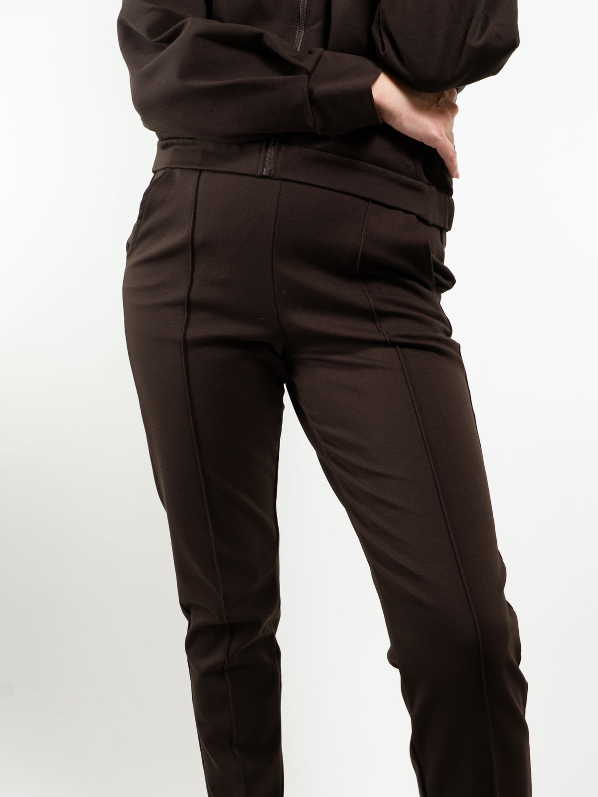PANTALONI CON ELASTICO SLIM FIT CON CUCITURA APPLICATA