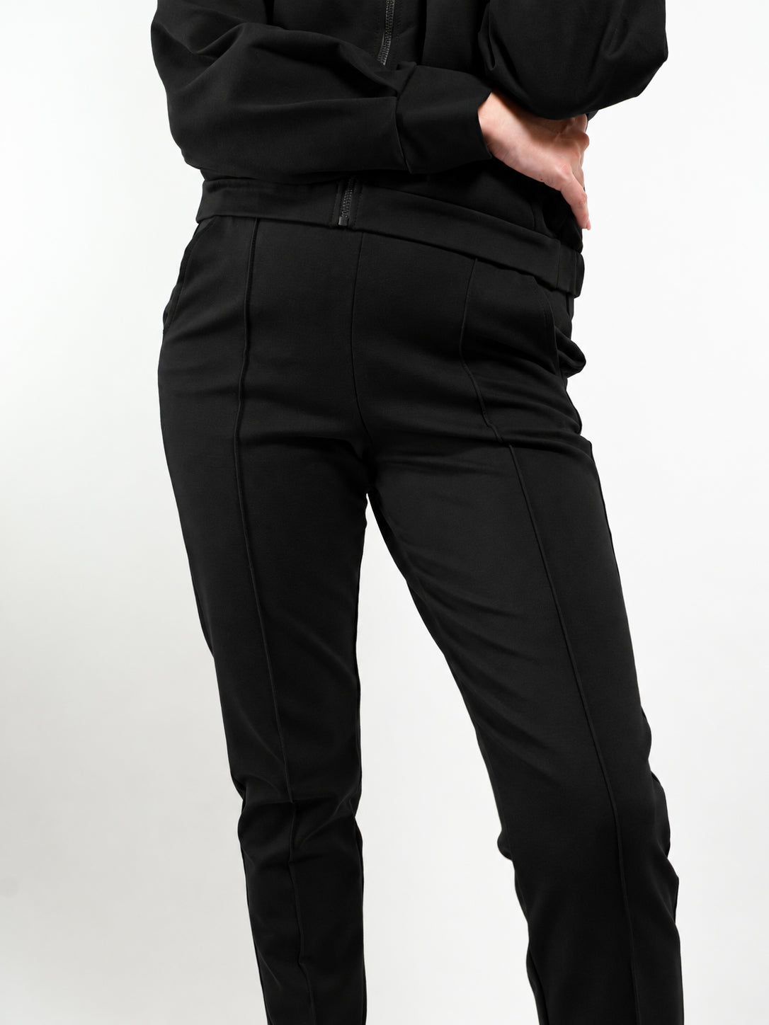 PANTALONI CON ELASTICO SLIM FIT CON CUCITURA APPLICATA