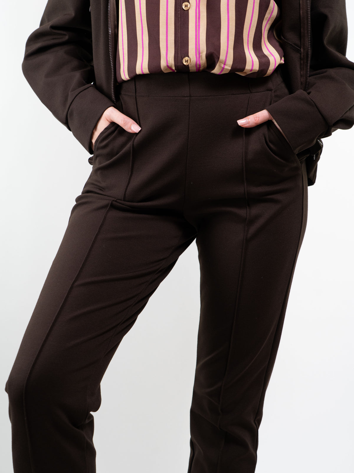 PANTALONI CON ELASTICO SLIM FIT CON CUCITURA APPLICATA