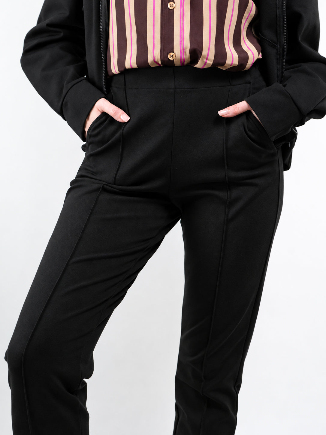 PANTALONI CON ELASTICO SLIM FIT CON CUCITURA APPLICATA
