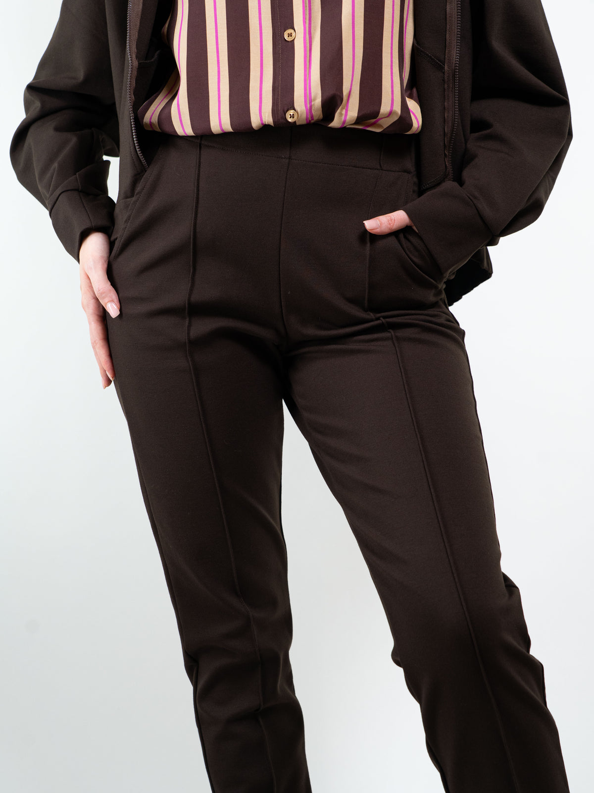 PANTALONI CON ELASTICO SLIM FIT CON CUCITURA APPLICATA