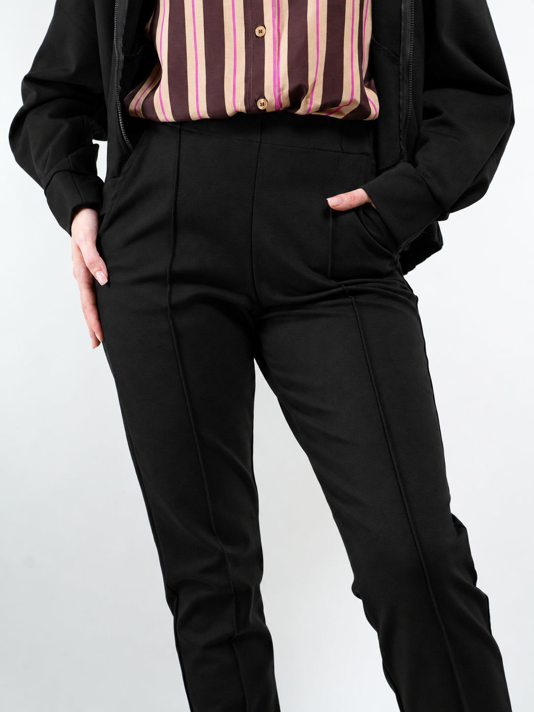 PANTALONI CON ELASTICO SLIM FIT CON CUCITURA APPLICATA
