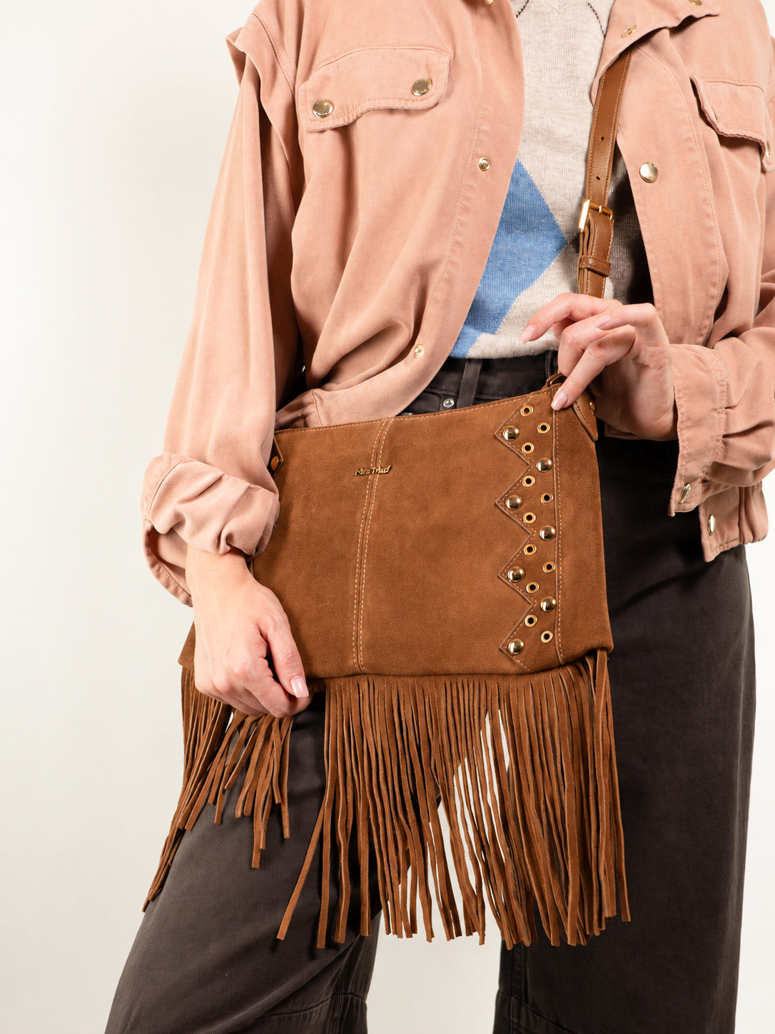 BORSA SCAMOSCIATA A TRACOLLA CON FRANGE E BORCHIE