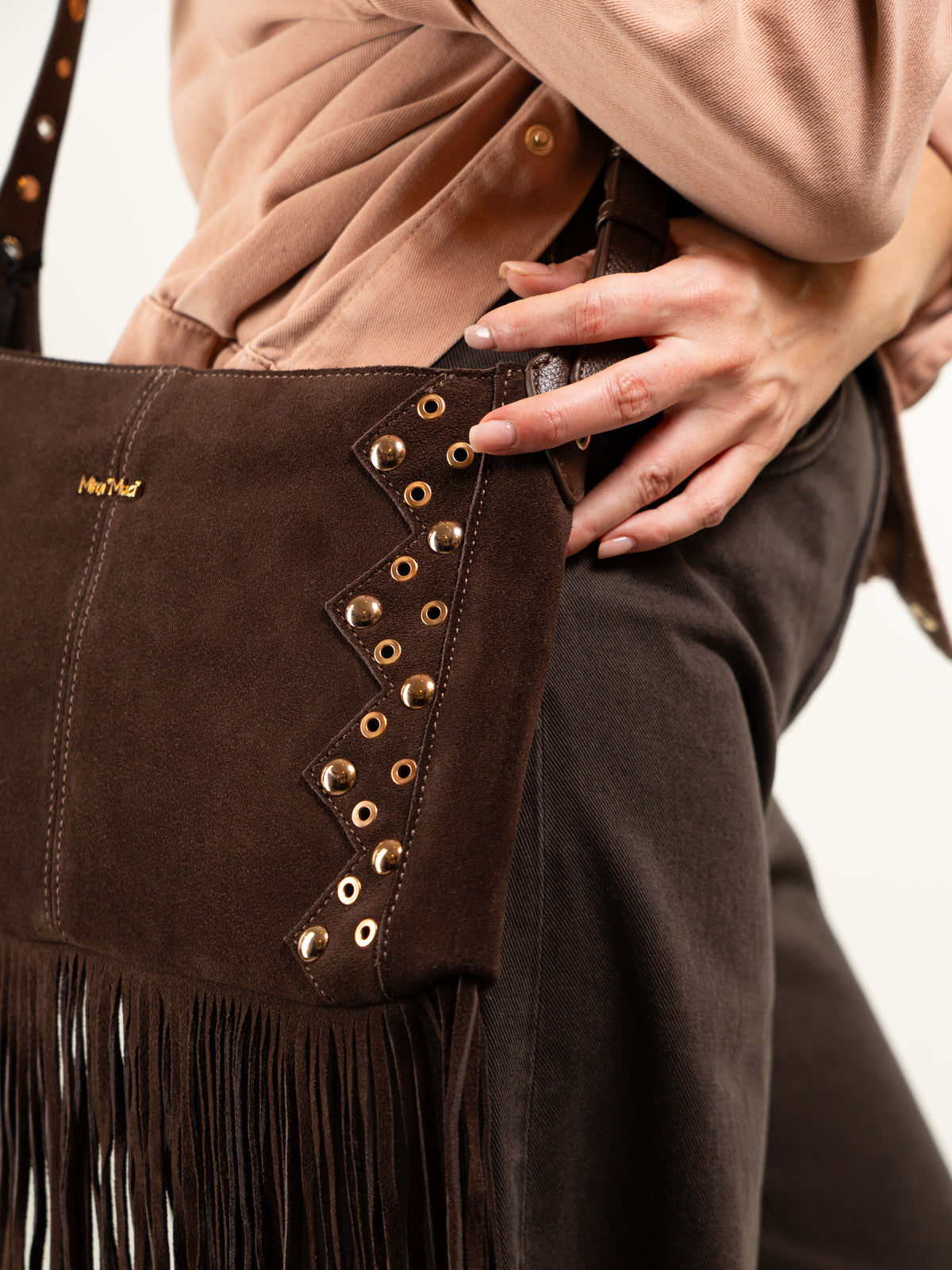 BORSA SCAMOSCIATA A TRACOLLA CON FRANGE E BORCHIE