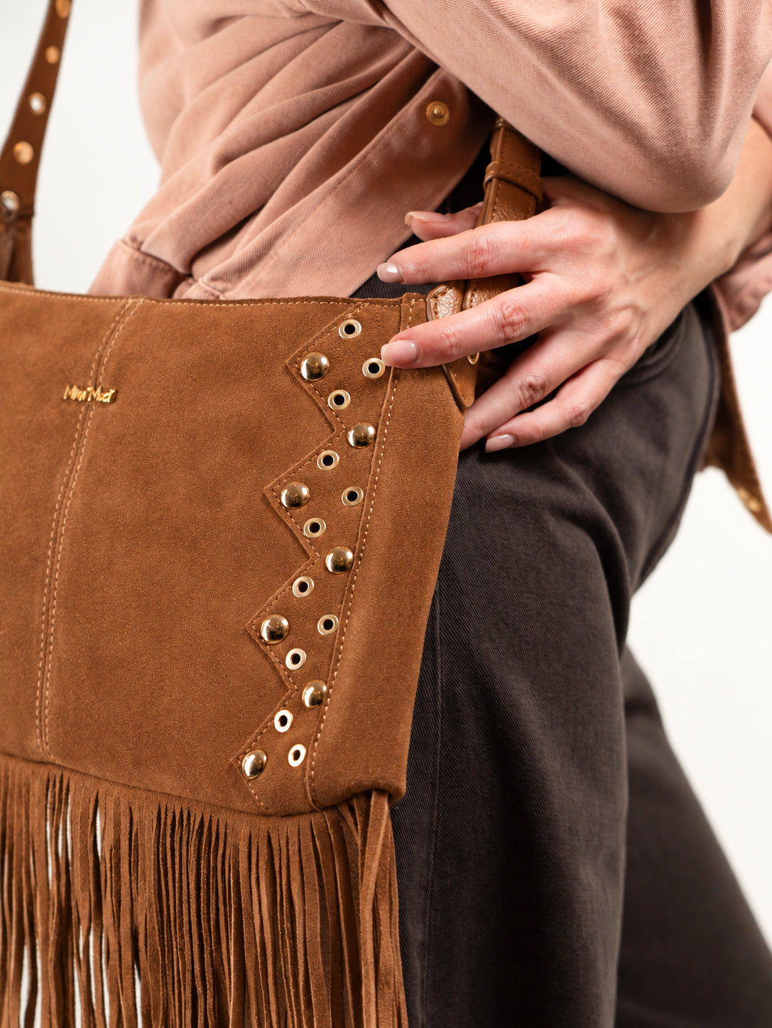 BORSA A TRACOLLA CON DETTAGLIO APPESO
