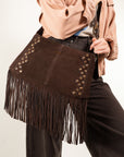 BORSA SCAMOSCIATA A TRACOLLA CON FRANGE E BORCHIE