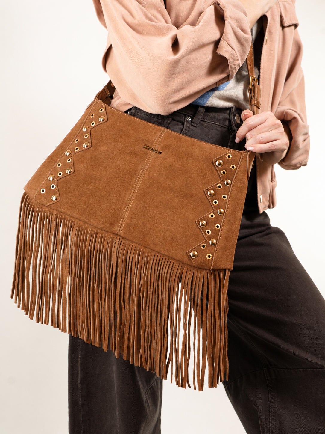 BORSA SCAMOSCIATA A TRACOLLA CON FRANGE E BORCHIE