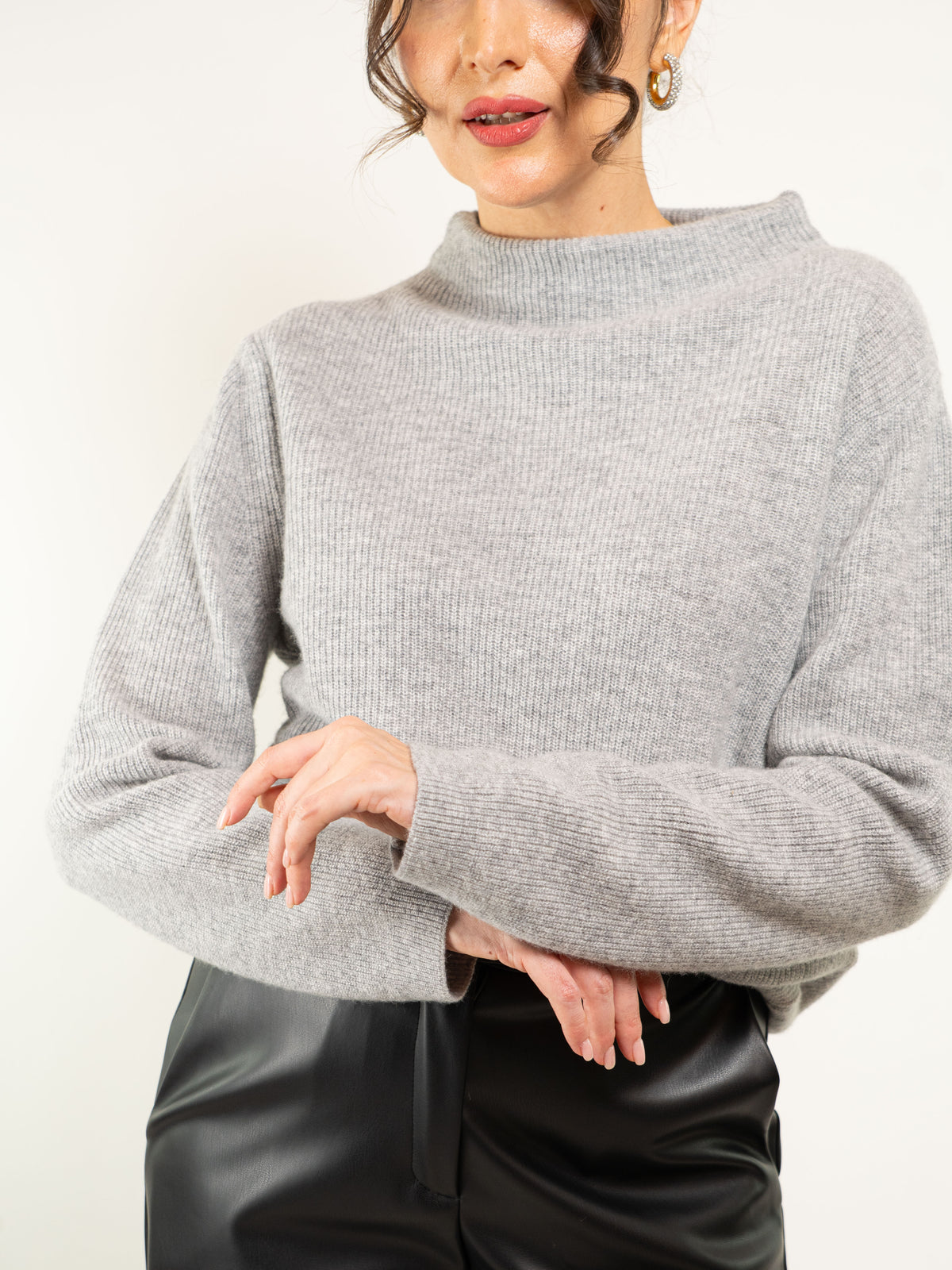 Maglia coste inglese scollo a cratere in misto lana e cashmere