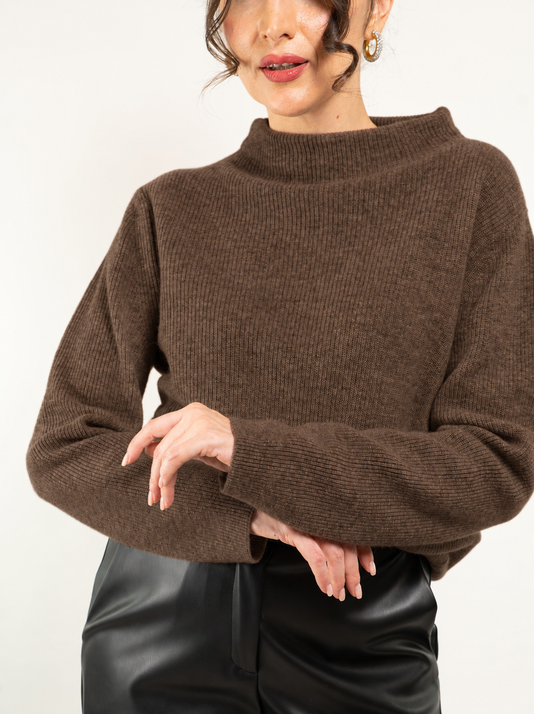 Maglia coste inglese scollo a cratere in misto lana e cashmere