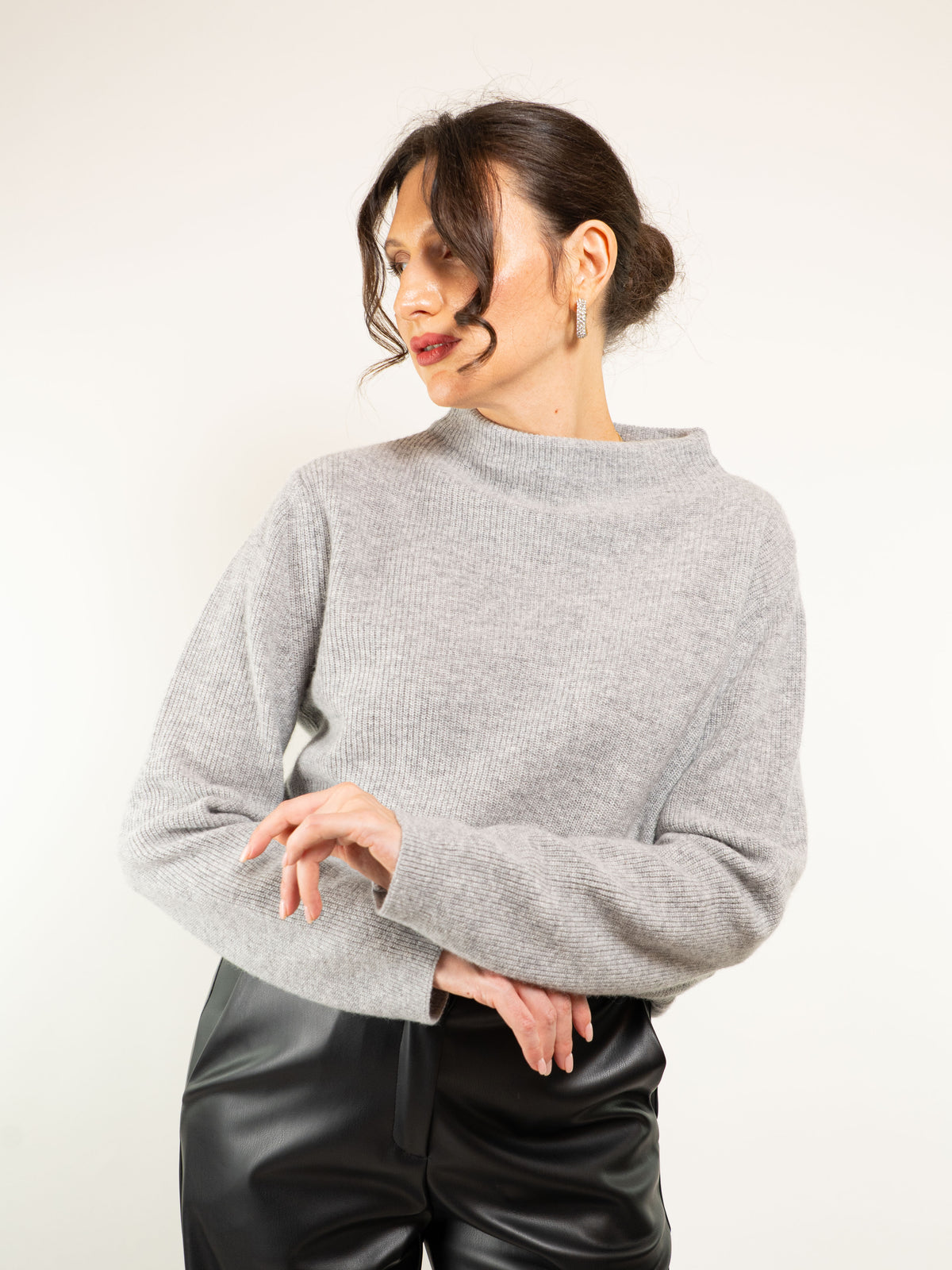 Maglia coste inglese scollo a cratere in misto lana e cashmere