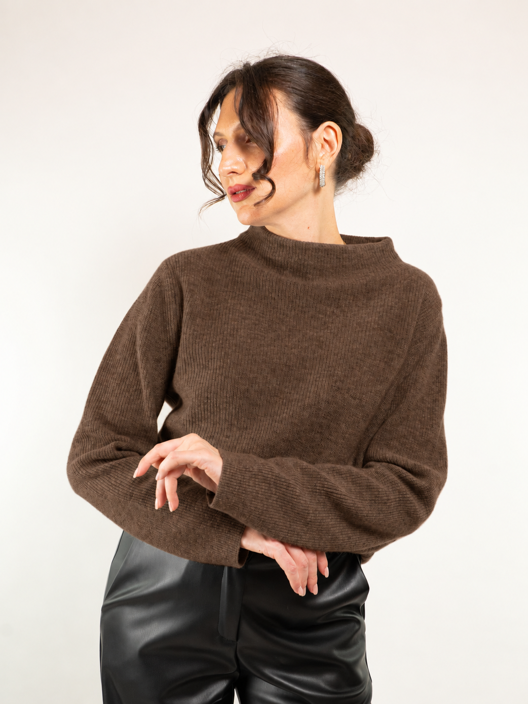 Maglia coste inglese scollo a cratere in misto lana e cashmere