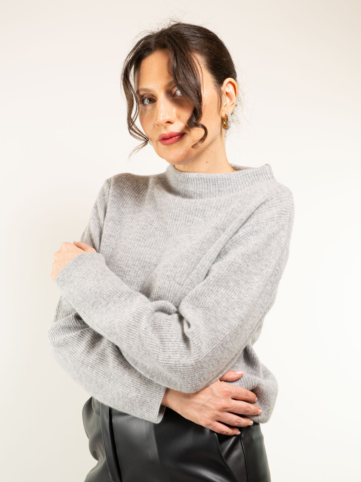 Maglia coste inglese scollo a cratere in misto lana e cashmere