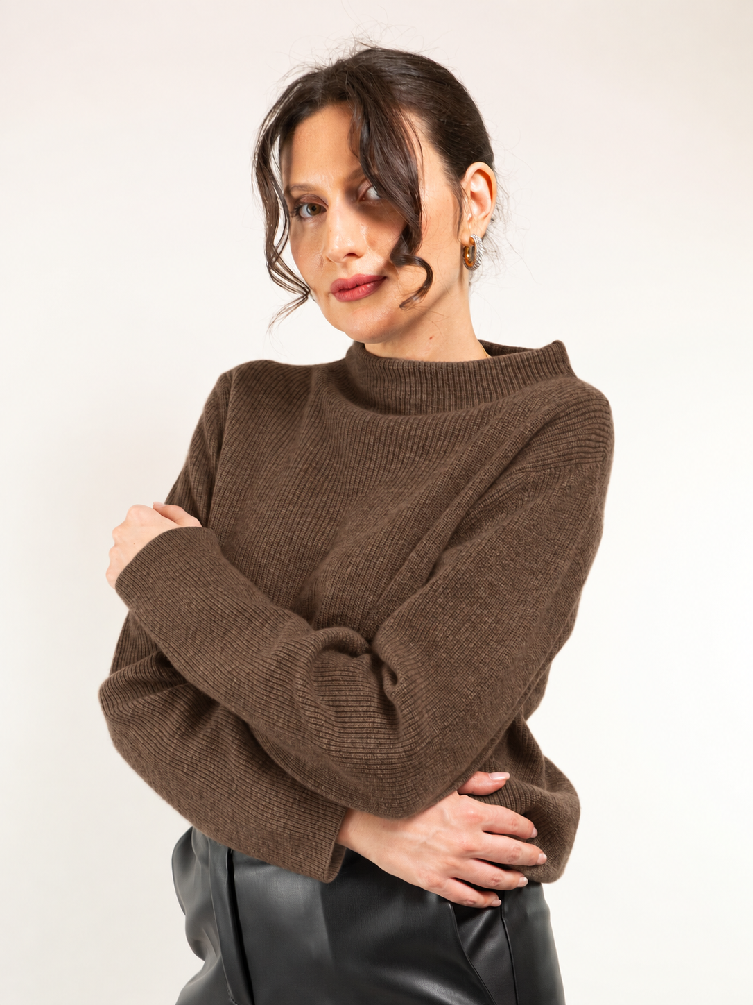 Maglia coste inglese scollo a cratere in misto lana e cashmere