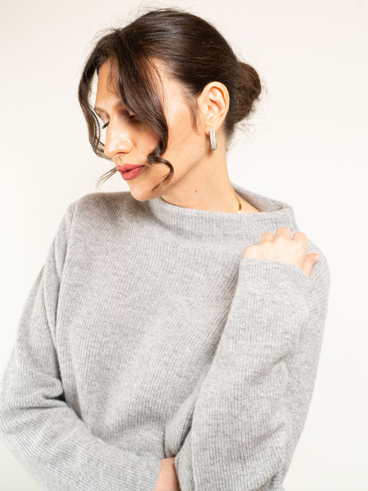 Maglia coste inglese scollo a cratere in misto lana e cashmere