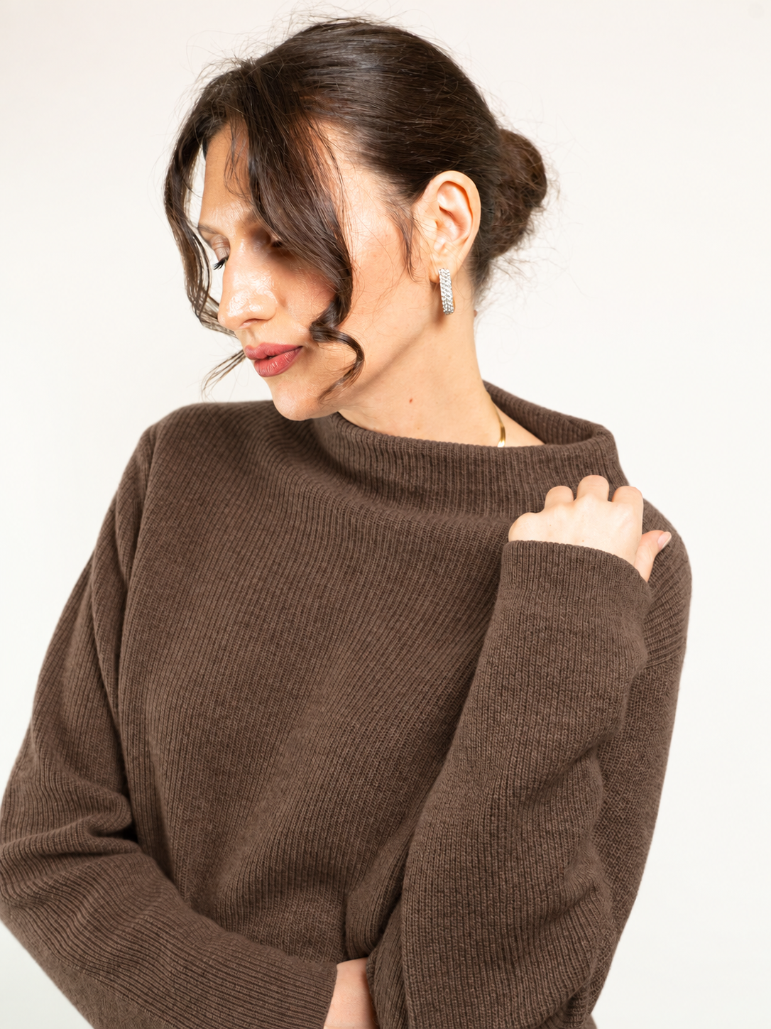 Maglia coste inglese scollo a cratere in misto lana e cashmere
