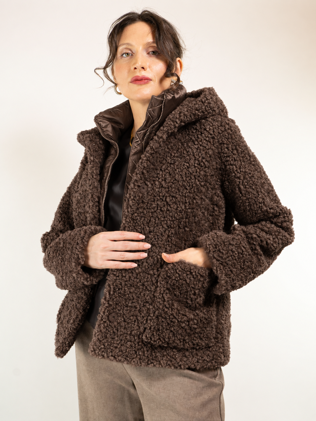 TEDDY CORTO CON CAPPUCCIO E IMBOTTITURA STACCABILE