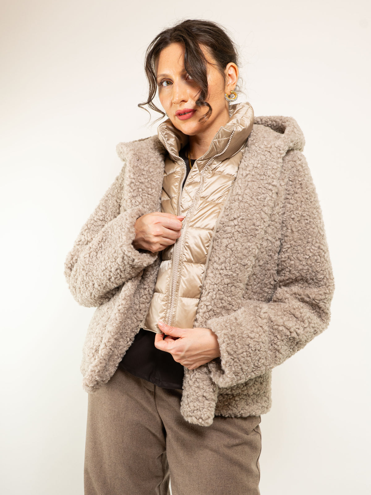TEDDY CORTO CON CAPPUCCIO E IMBOTTITURA STACCABILE
