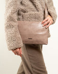 BORSA A BUSTA CON TRACOLLA EFFETTO COCCO