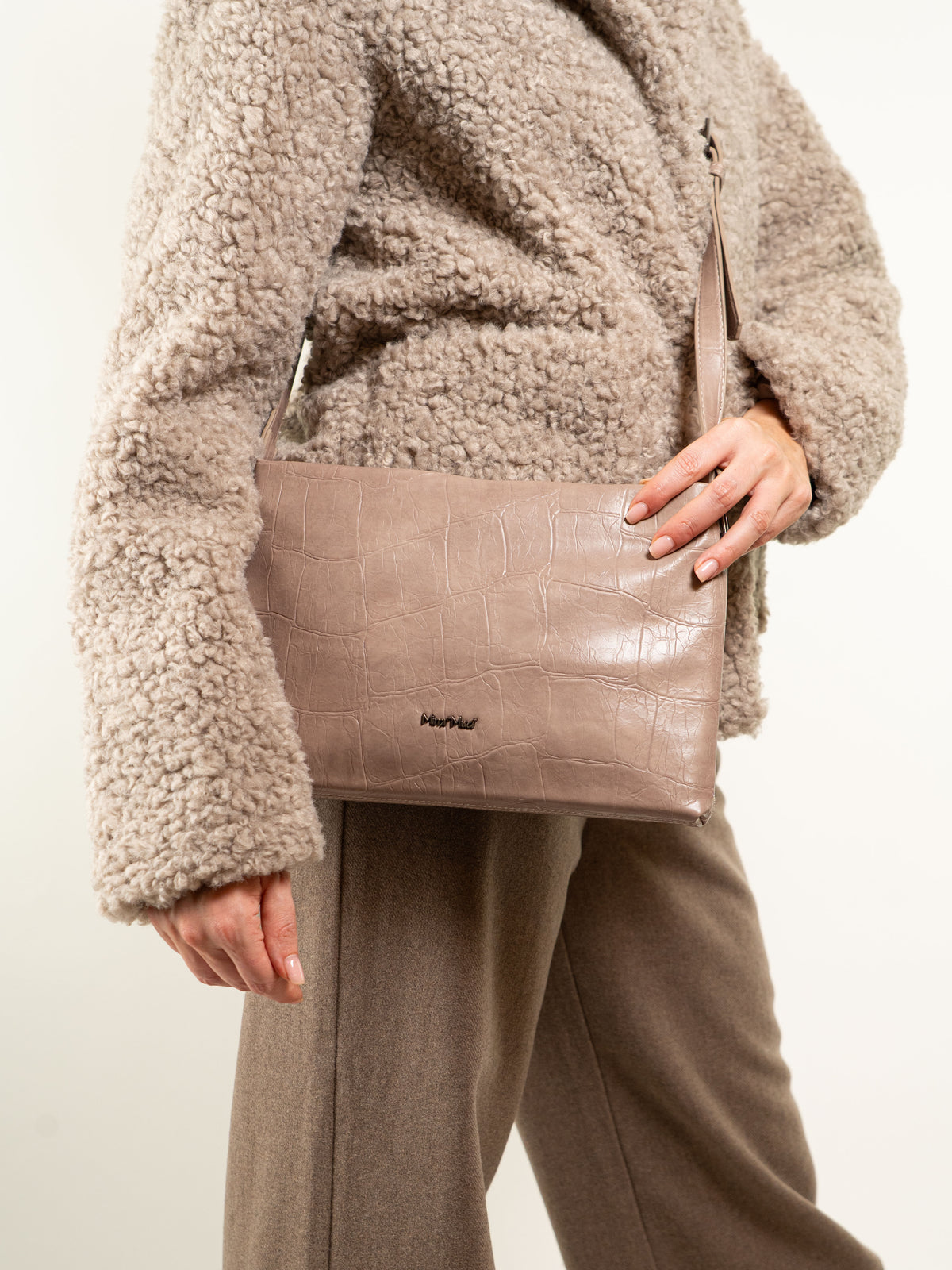 BORSA A BUSTA CON TRACOLLA EFFETTO COCCO