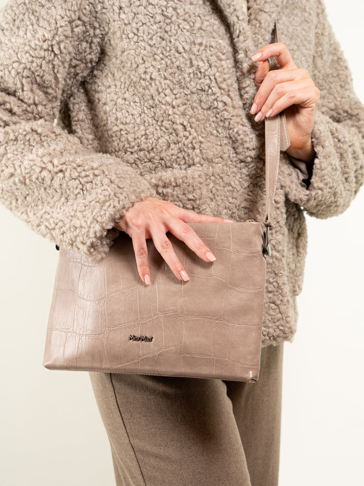 BORSA A BUSTA CON TRACOLLA EFFETTO COCCO