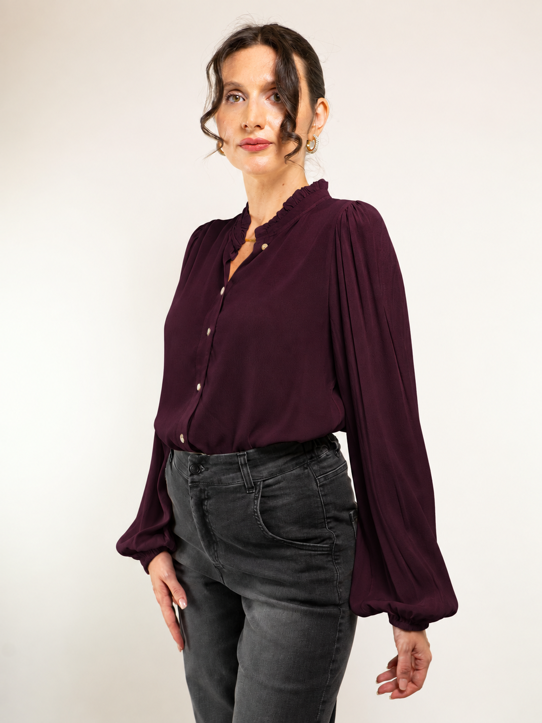 CAMICIA IN ECOVERO E DETTAGLIO COLLETTO