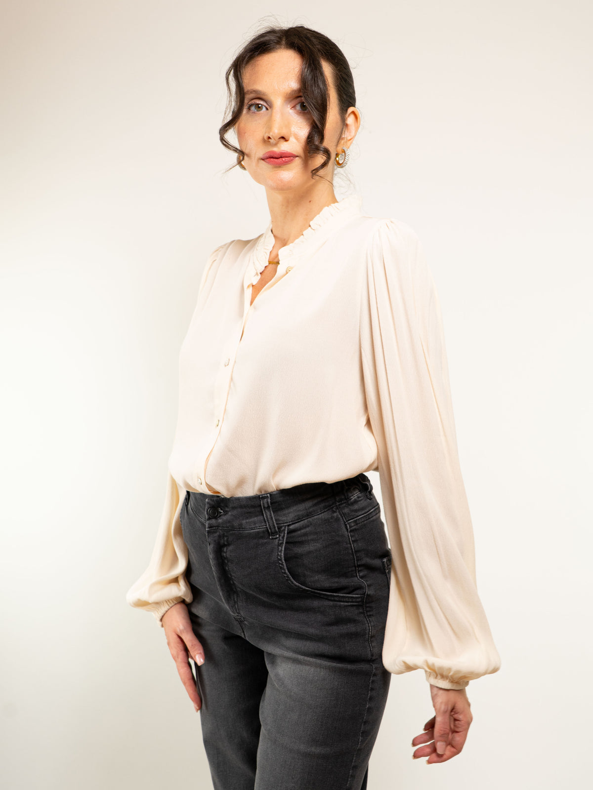 CAMICIA IN ECOVERO E DETTAGLIO COLLETTO