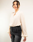 CAMICIA IN ECOVERO E DETTAGLIO COLLETTO