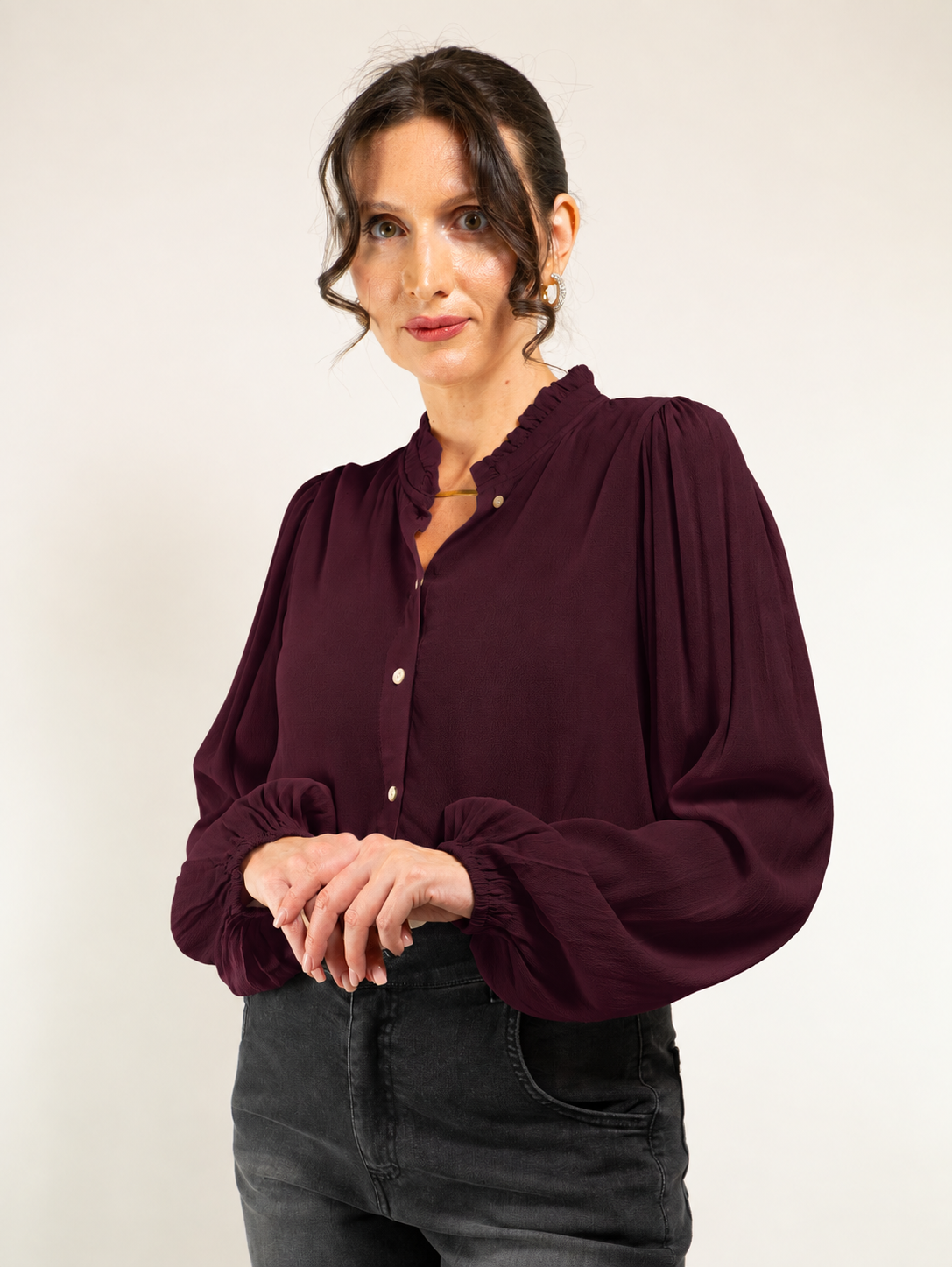 CAMICIA IN ECOVERO E DETTAGLIO COLLETTO