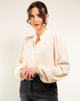 CAMICIA IN ECOVERO E DETTAGLIO COLLETTO