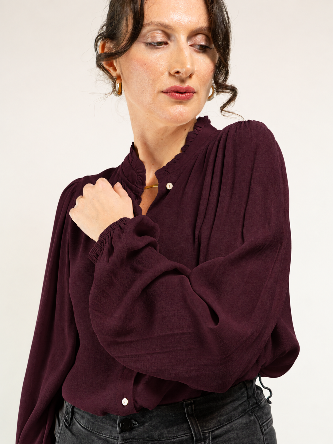 CAMICIA IN ECOVERO E DETTAGLIO COLLETTO