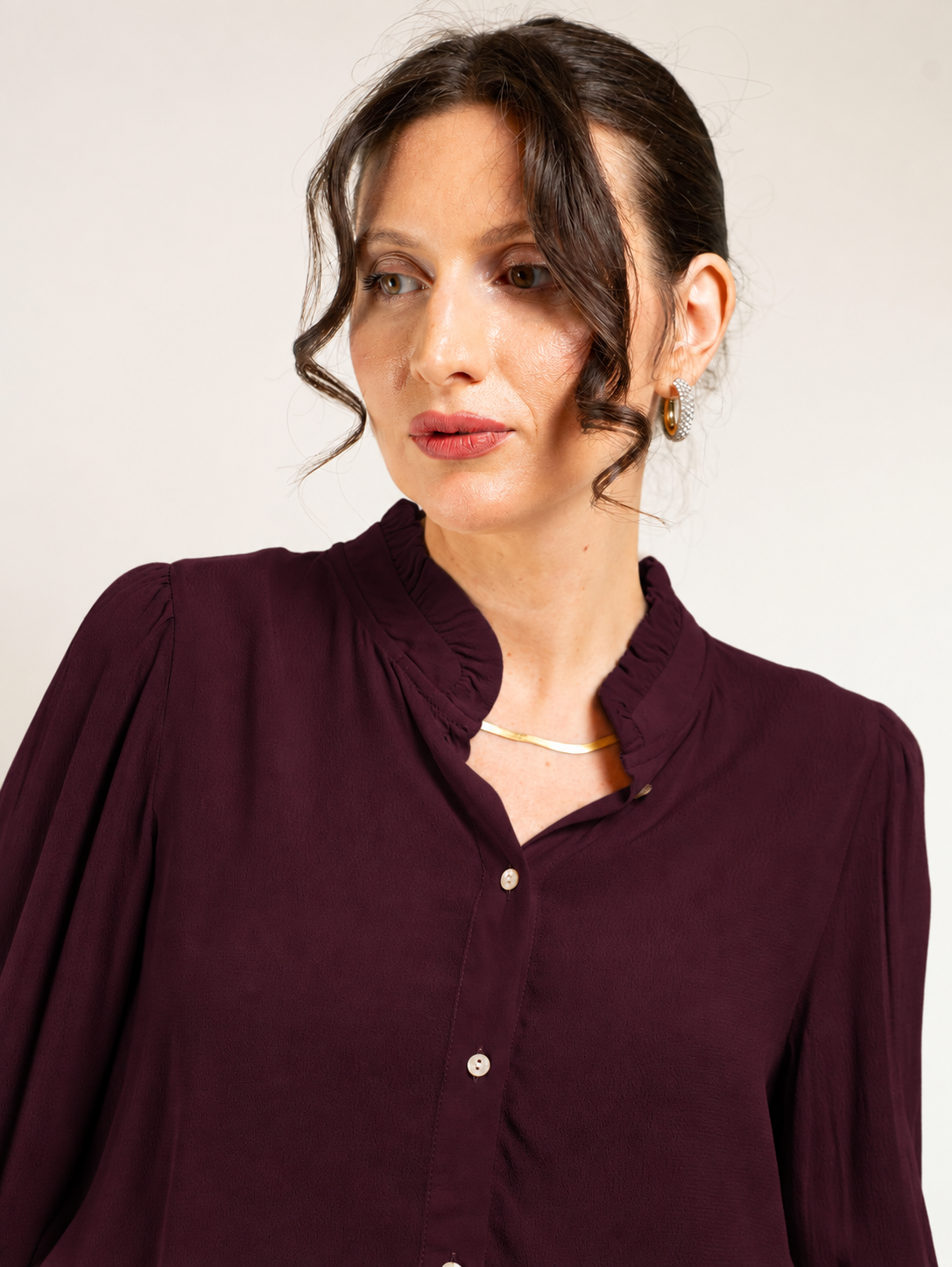 CAMICIA IN ECOVERO E DETTAGLIO COLLETTO