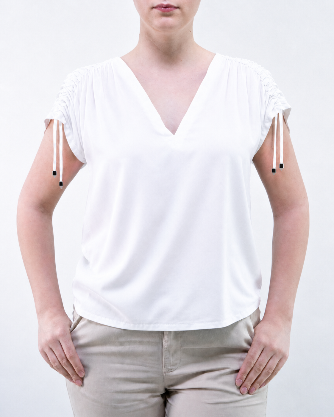Blusa con scollo a V e dettaglio spalla