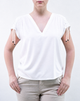 Blusa con scollo a V e dettaglio spalla