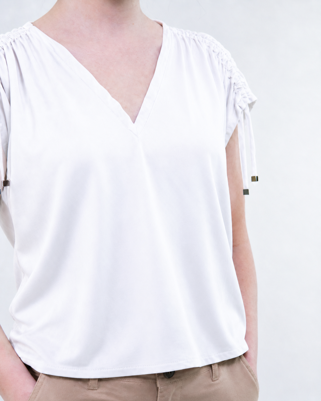 Blusa con scollo a V e dettaglio spalla