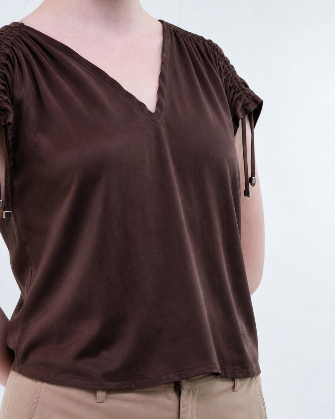 Blusa con scollo a V e dettaglio spalla