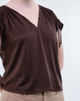 Blusa con scollo a V e dettaglio spalla