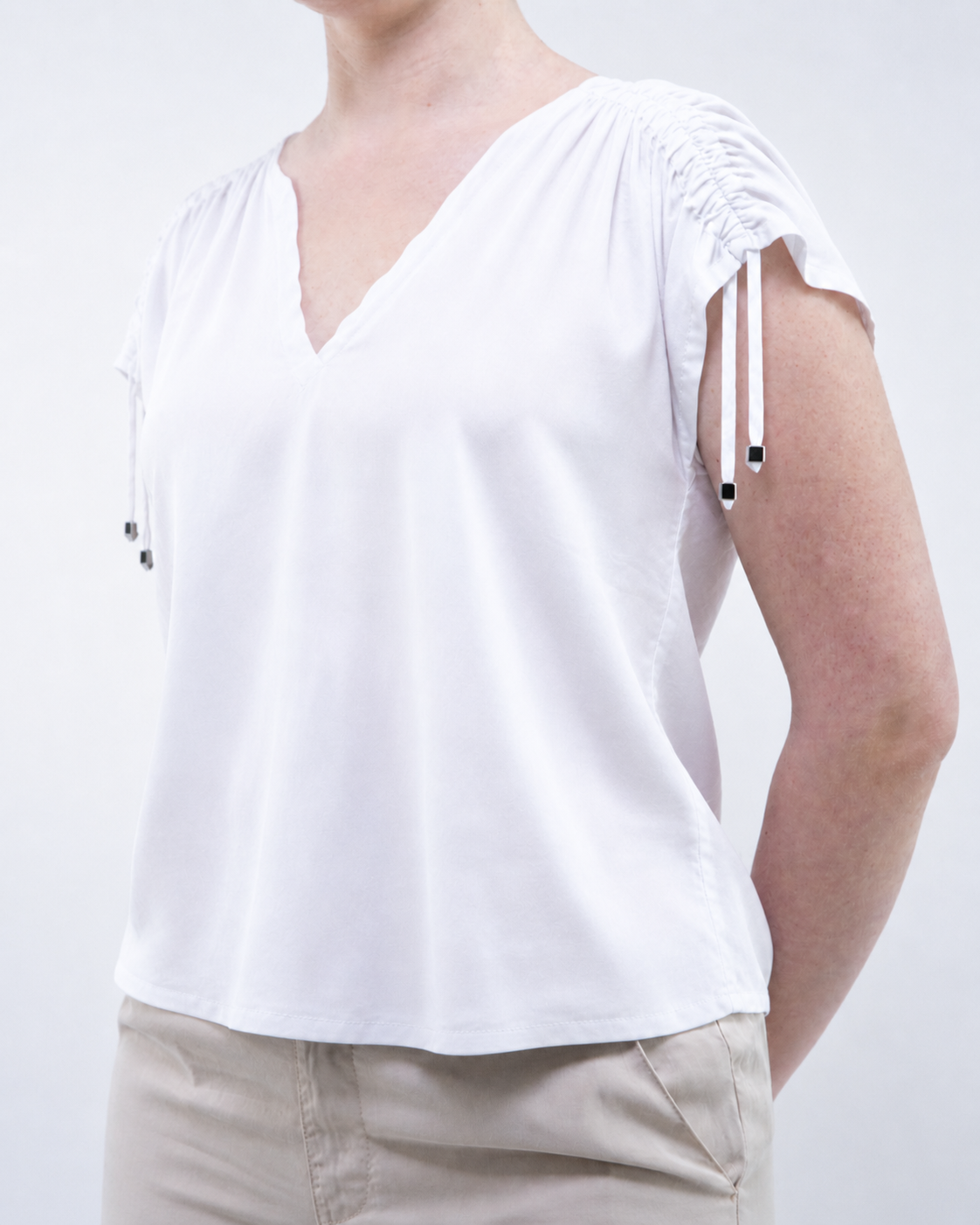 Blusa con scollo a V e dettaglio spalla