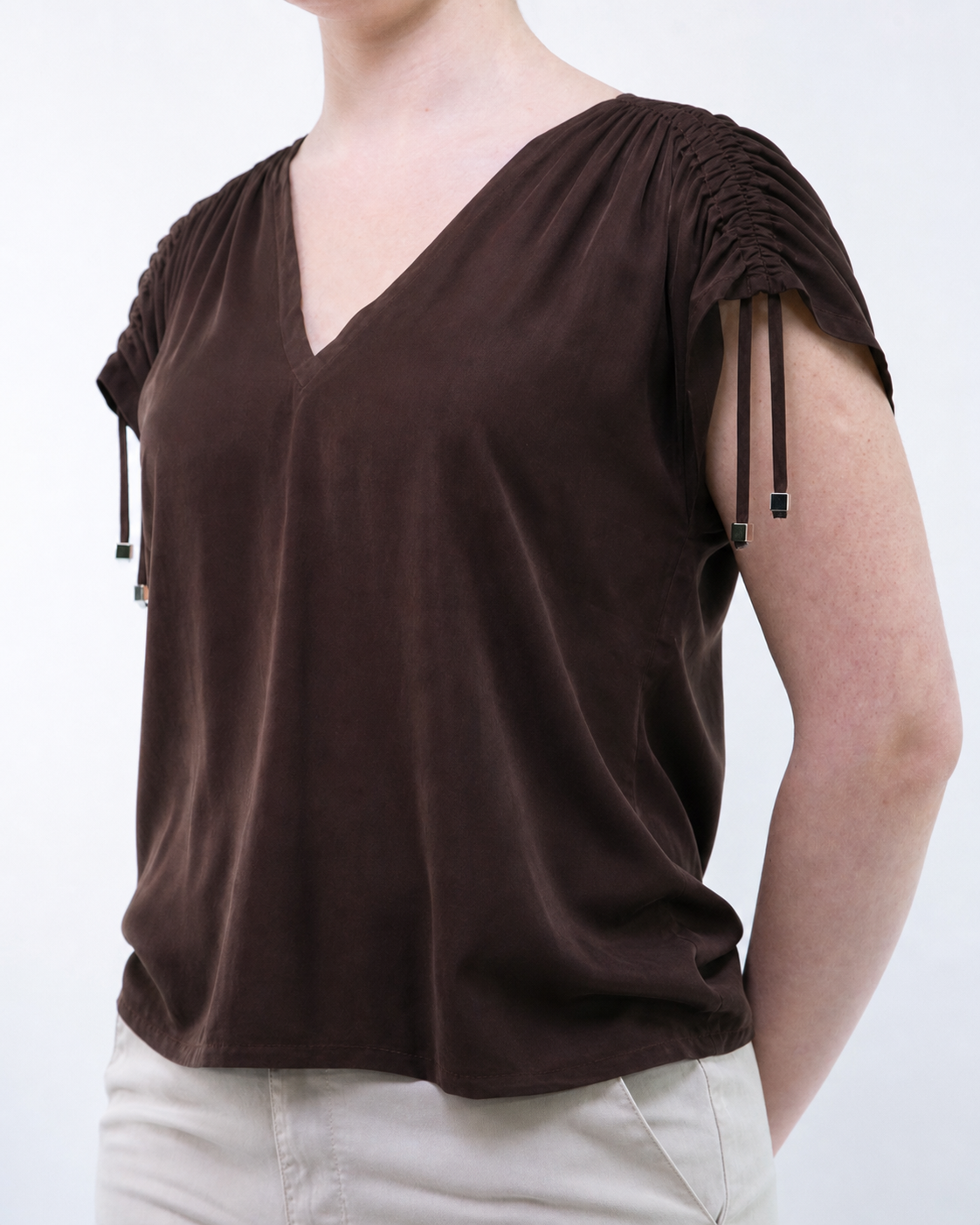 Blusa con scollo a V e dettaglio spalla