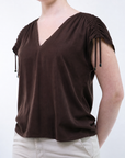 Blusa con scollo a V e dettaglio spalla