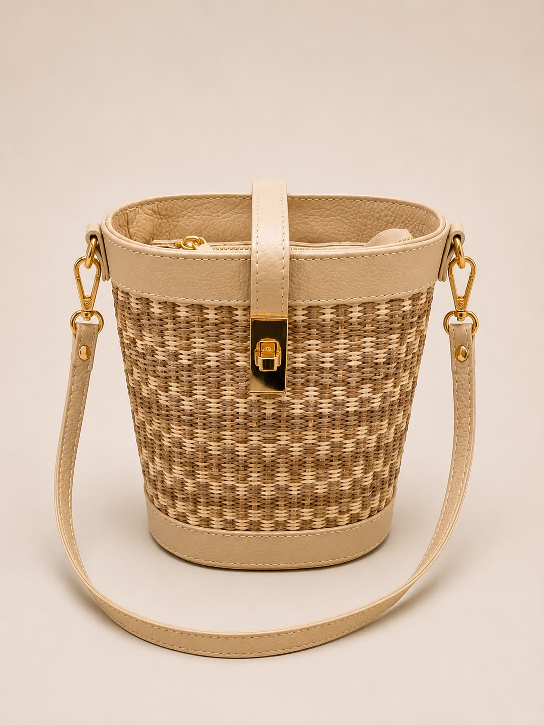Borsa secchiello in pelle e rafia con tracolla